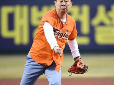 코디미언 남희석 26년 만에 한국시리즈 시구 나서 화제