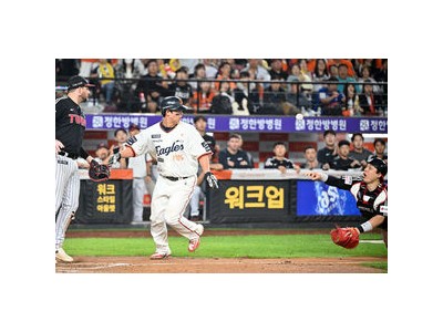 우승 포수 실수로 역전패 경기 끝내 무너진 선수들